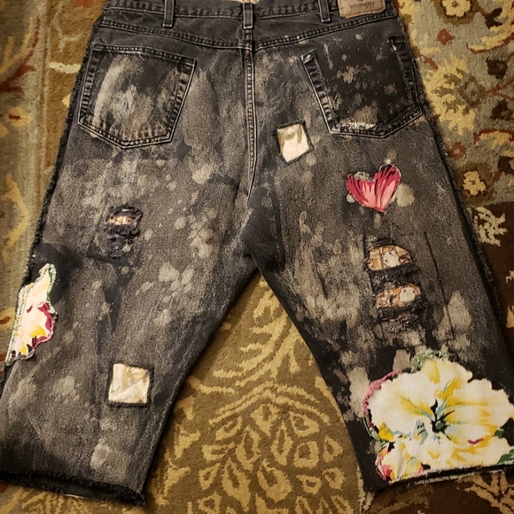 Distressed Wrangler applique floral altered boyfriend jeans - Picture 2 of 2